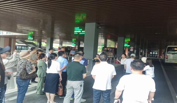 九里亭街道“公众开放月”暨“两代表一委员”视察活动-视察地铁九号线九亭站4号口公交枢纽站、社会化停车场